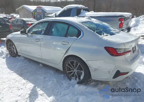 2021 BMW 330I xDrive z USA, uszkodzony, nr VIN 3MW5R7J01M8B78365